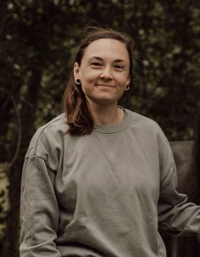 Angelica Treffenberg utomhus framför grönska